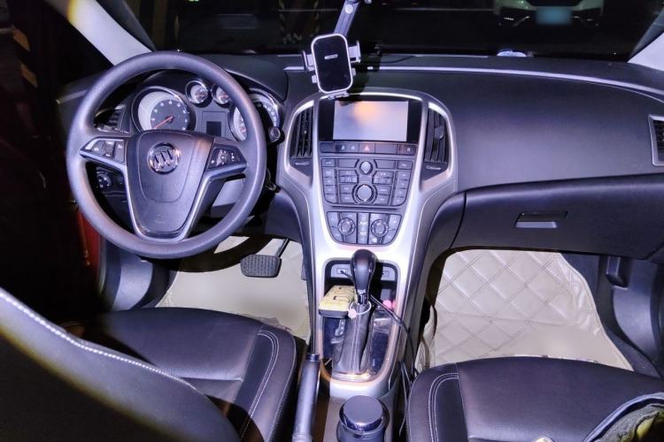 Used Buick GT 2013 GT 1.8L Automatic Fashion Edition Center Console