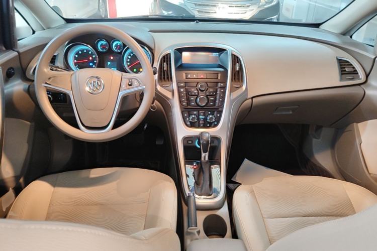 Used Buick GT 2013 GT 1.6L Automatic Fashion Edition Center Console