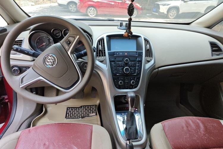 Used Buick GT 2013 GT 1.6L Automatic Fashion Edition Center Console