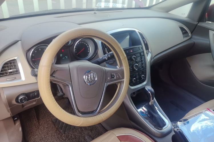 Used Buick GT 2013 GT 1.6L Automatic Fashion Edition Center Console