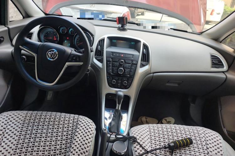 Used Buick GT 2013 XT 1.6L Automatic Fashion Edition Center Console