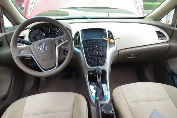 Used Buick GT 2013 GT 1.6L Automatic Fashion Edition Center Console