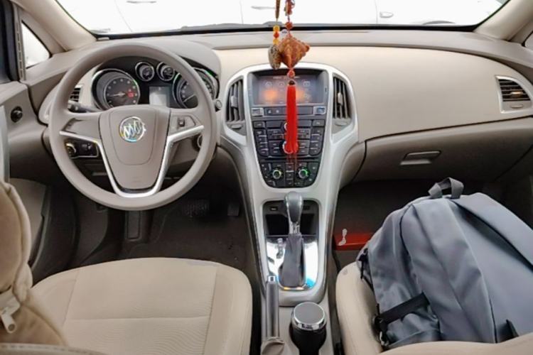 Used Buick GT 2013 GT 1.6L Automatic Fashion Edition Center Console