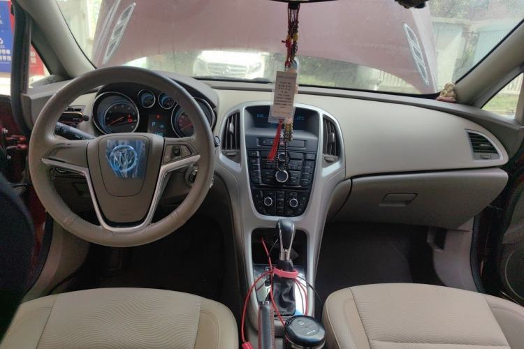 Used Buick GT 2013 GT 1.6L Automatic Fashion Edition Center Console