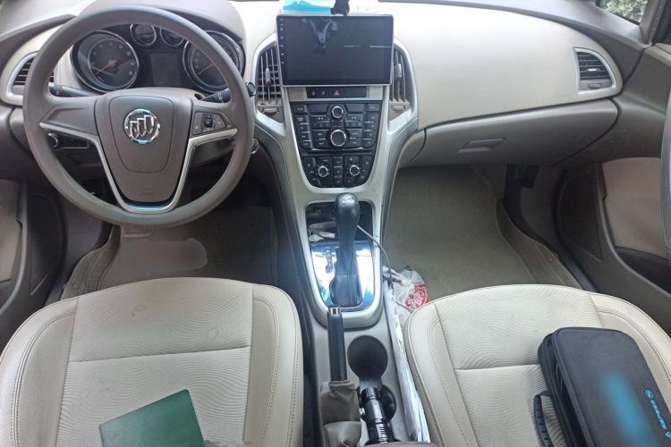 Used Buick GT 2013 GT 1.6L Automatic Fashion Edition Center Console
