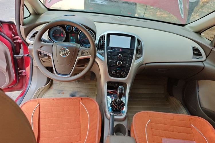 Used Buick GT 2013 GT 1.6L Automatic Fashion Edition Center Console