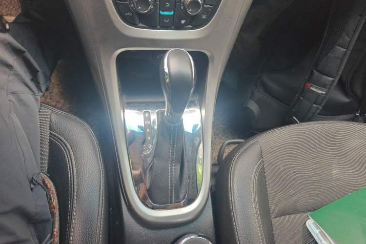 Used Buick GT 2013 XT 1.6L Automatic Fashion Edition Gear Lever