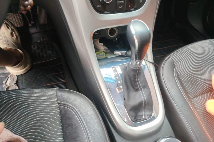 Used Buick GT 2013 XT 1.6L Automatic Fashion Edition Gear Lever