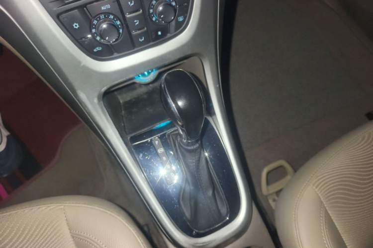 Used Buick GT 2013 GT 1.6L Automatic Fashion Edition Gear Lever