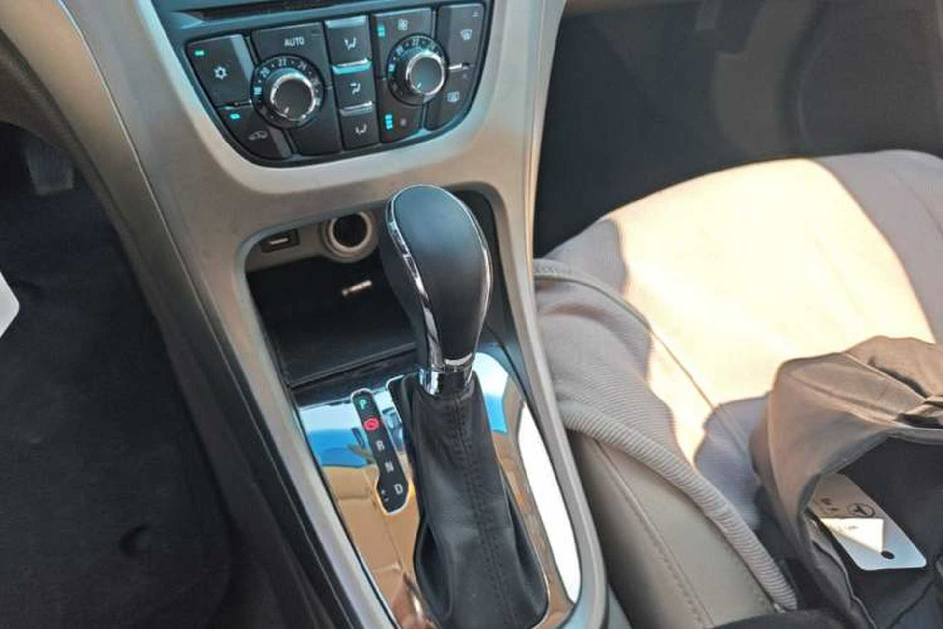 Used Buick GT 2013 GT 1.6L Automatic Fashion Edition Gear Lever