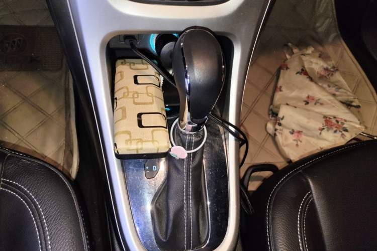 Used Buick GT 2013 GT 1.8L Automatic Fashion Edition Gear Lever