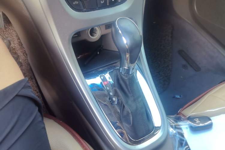 Used Buick GT 2013 GT 1.6L Automatic Fashion Edition Gear Lever