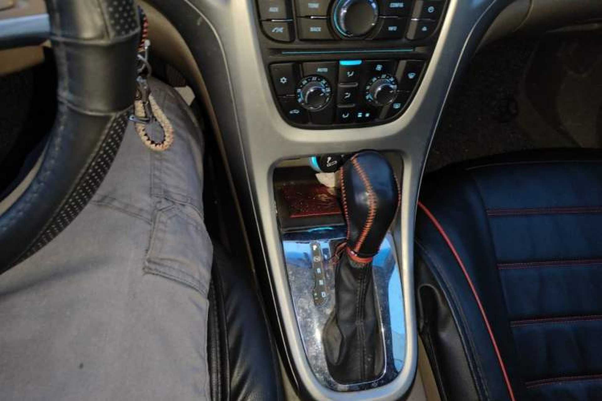 Used Buick GT 2013 GT 1.6L Automatic Fashion Edition Gear Lever