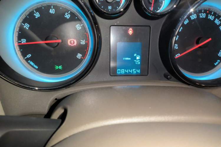 Used Buick GT 2013 GT 1.6L Manual Entry-Level Model Odometer Close Up