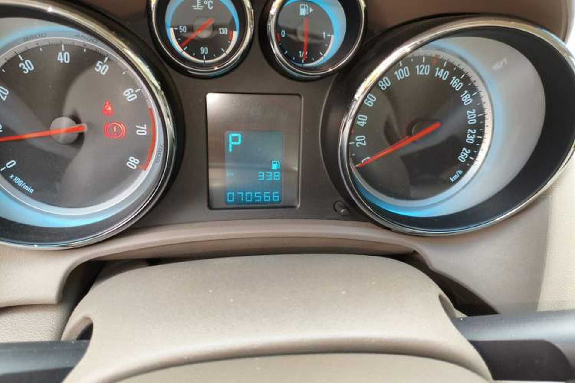 Used Buick GT 2013 GT 1.6L Automatic Fashion Edition Odometer Close Up