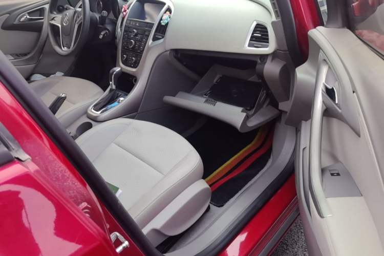 Used Buick GT 2013 XT 1.6L Automatic Fashion Edition Right Front Seat