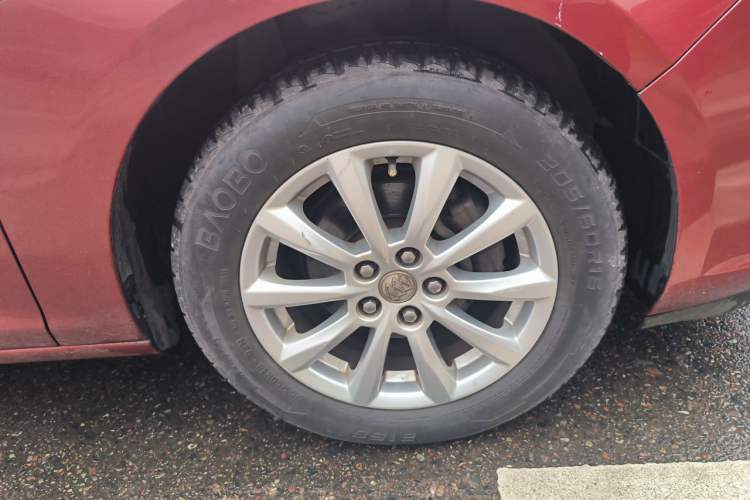 Used Buick GT 2013 GT 1.6L Automatic Comfort Edition Right Front Wheel Hub