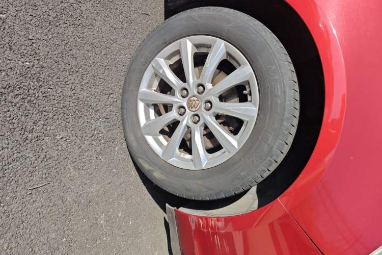 Used Buick GT 2013 GT 1.6L Automatic Comfort Edition Right Front Wheel Hub
