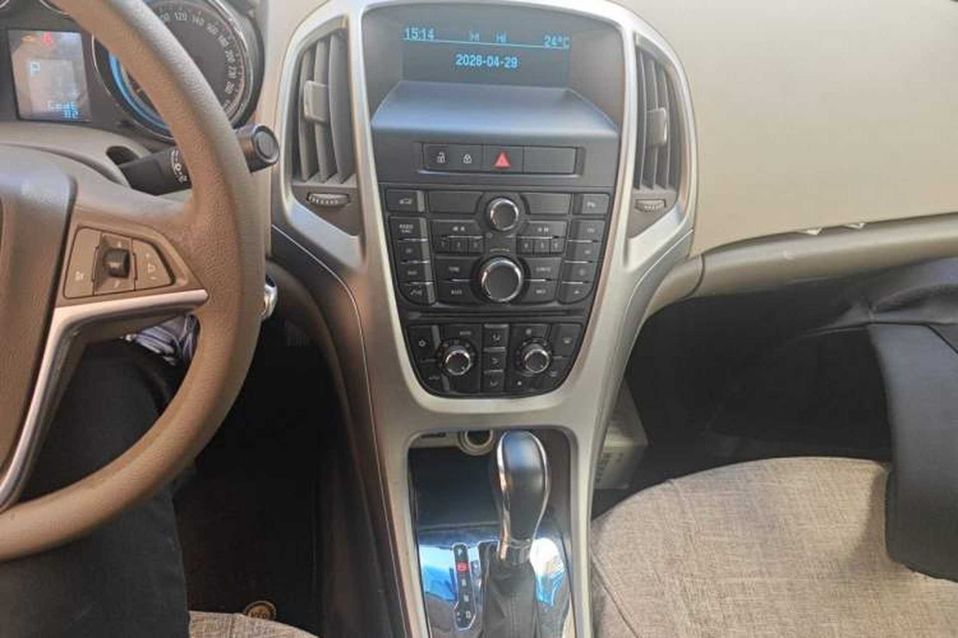 Used Buick GT 2013 GT 1.6L Automatic Fashion Edition Audio And AC Panel