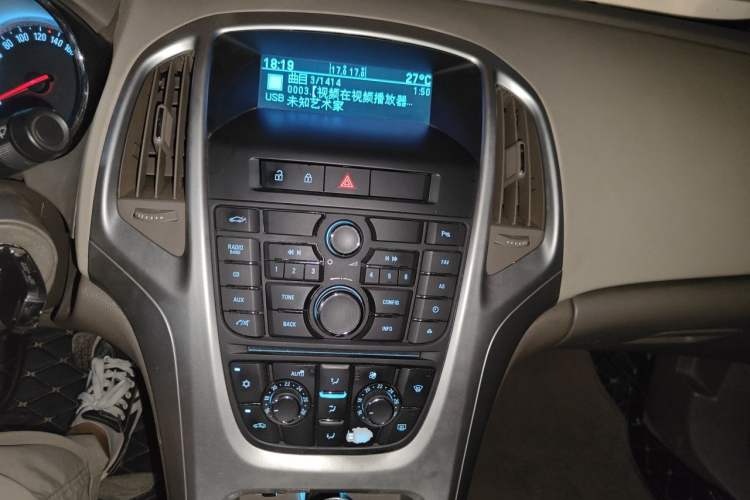 Used Buick GT 2013 GT 1.6L Automatic Fashion Edition Audio And AC Panel