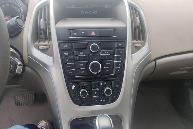 Used Buick GT 2013 GT 1.6L Automatic Fashion Edition Audio And AC Panel