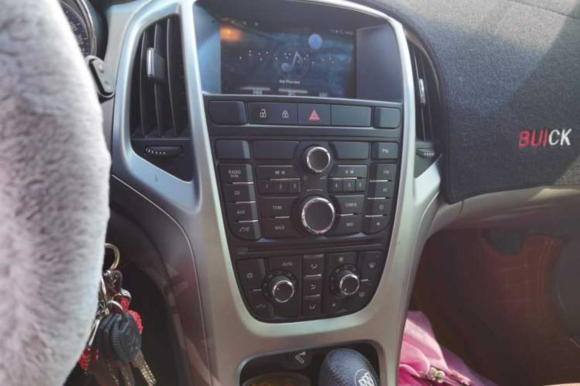 Used Buick GT 2013 XT 1.6L Automatic Fashion Edition Audio And AC Panel