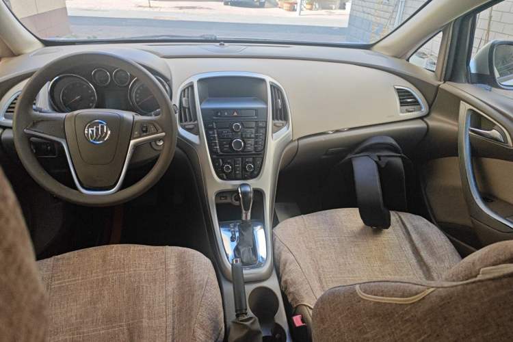 Used Buick GT 2013 GT 1.6L Automatic Fashion Edition Center Console