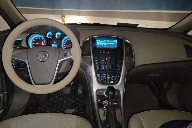 Used Buick GT 2013 GT 1.6L Automatic Fashion Edition Center Console