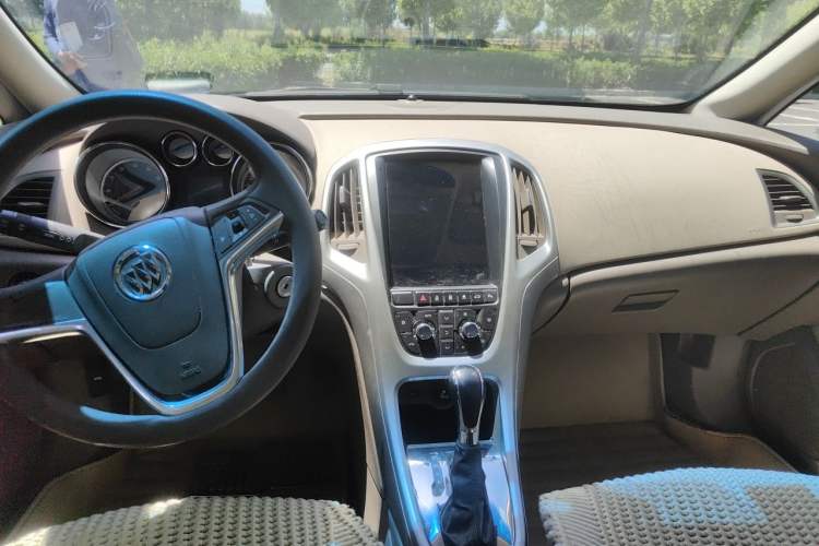 Used Buick GT 2013 GT 1.6L Automatic Fashion Edition Center Console