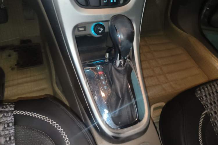 Used Buick GT 2013 GT 1.6L Automatic Fashion Edition Gear Lever