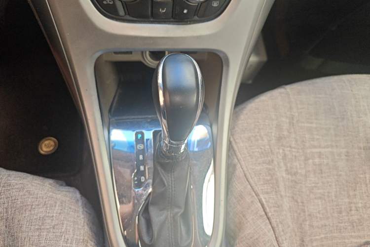 Used Buick GT 2013 GT 1.6L Automatic Fashion Edition Gear Lever