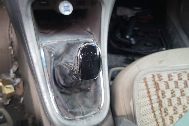 Used Buick GT 2013 GT 1.6L Manual Entry-Level Model Gear Lever