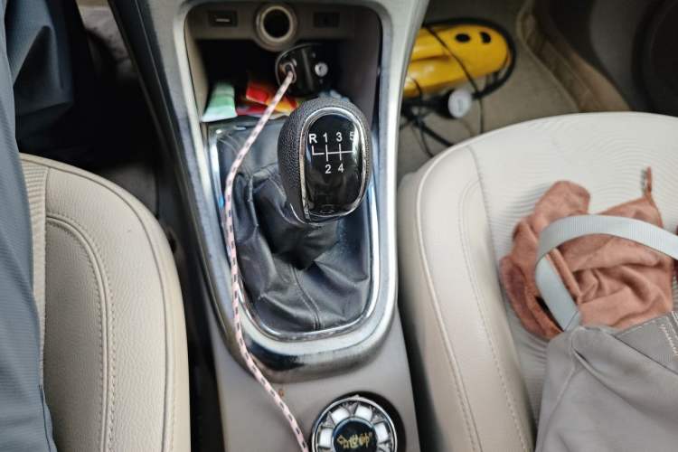 Used Buick GT 2013 GT 1.6L Manual Entry-Level Model Gear Lever