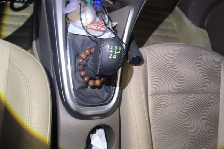 Used Buick GT 2013 GT 1.6L Manual Entry-Level Model Gear Lever
