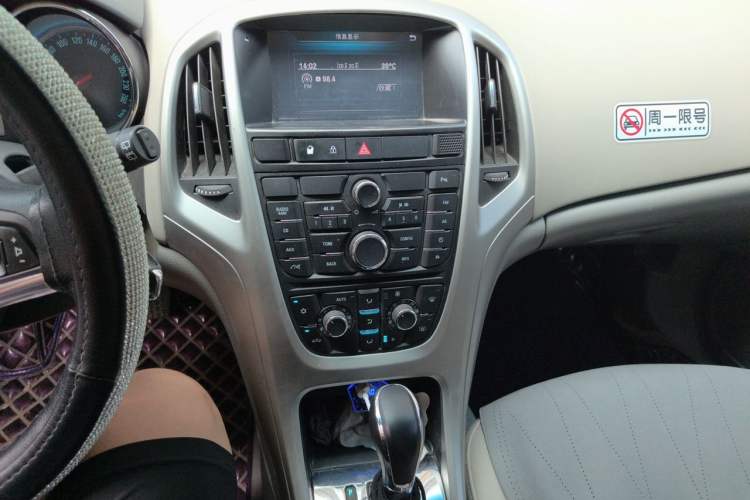 Used Buick GT 2013 XT 1.6L Automatic Fashion Edition Audio And AC Panel