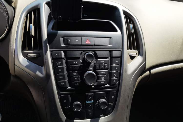 Used Buick GT 2013 GT 1.6L Automatic Comfort Edition Audio And AC Panel