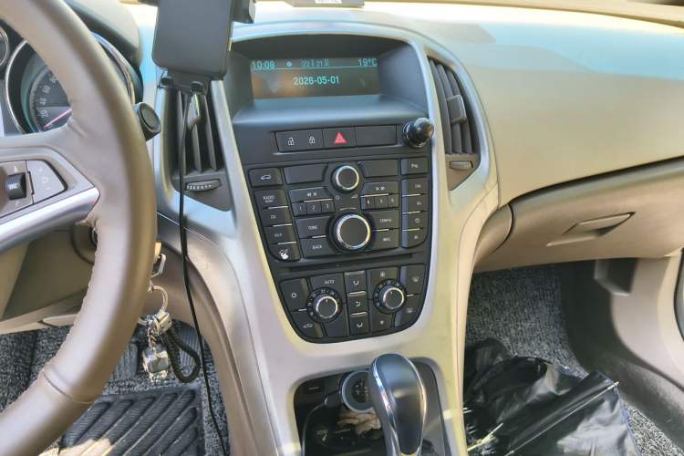 Used Buick GT 2013 GT 1.6L Automatic Fashion Edition Audio And AC Panel