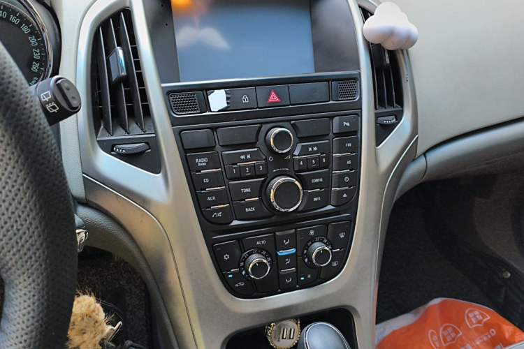 Used Buick GT 2013 XT 1.6L Automatic Fashion Edition Audio And AC Panel