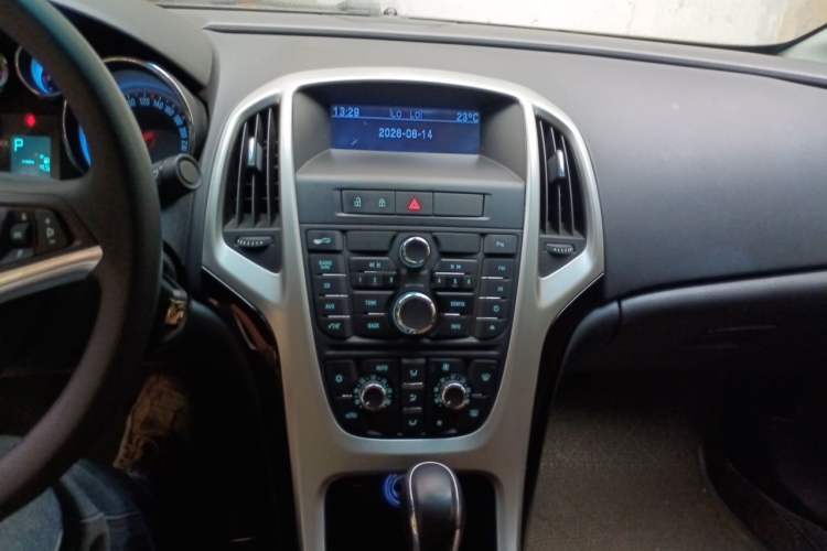 Used Buick GT 2013 GT 1.8L Automatic Fashion Edition Audio And AC Panel