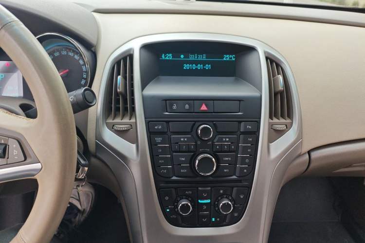 Used Buick GT 2013 GT 1.6L Automatic Fashion Edition Audio And AC Panel
