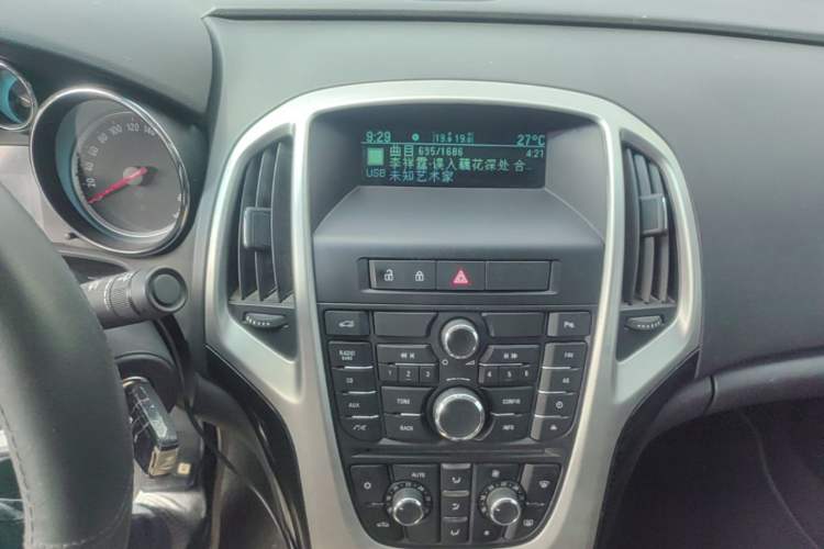 Used Buick GT 2013 GT 1.8L Automatic Fashion Edition Audio And AC Panel