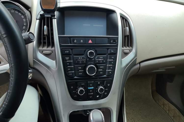 Used Buick GT 2013 GT 1.6L Automatic Fashion Edition Audio And AC Panel