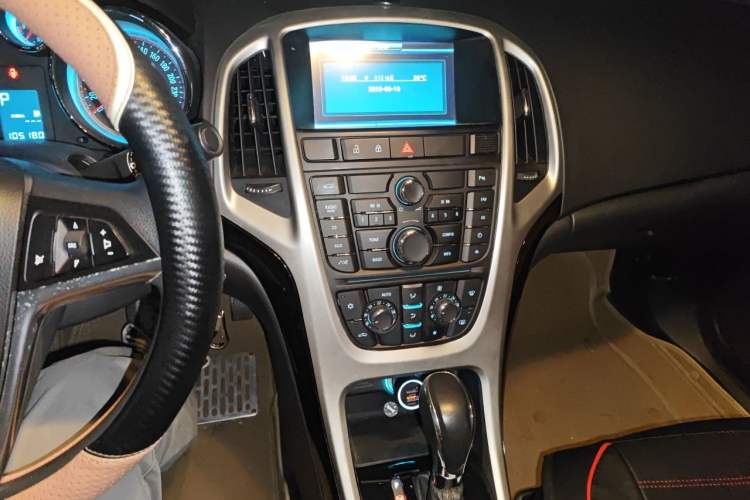 Used Buick GT 2013 GT 1.8L Automatic Fashion Edition Audio And AC Panel