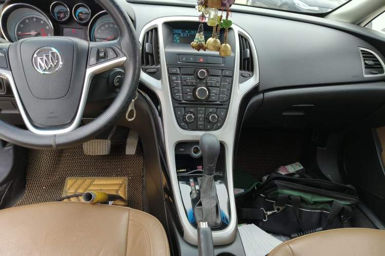 Used Buick GT 2013 GT 1.8L Automatic Fashion Edition Audio And AC Panel