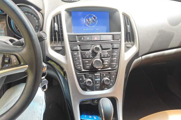 Used Buick GT 2013 GT 1.8L Automatic Fashion Edition Audio And AC Panel