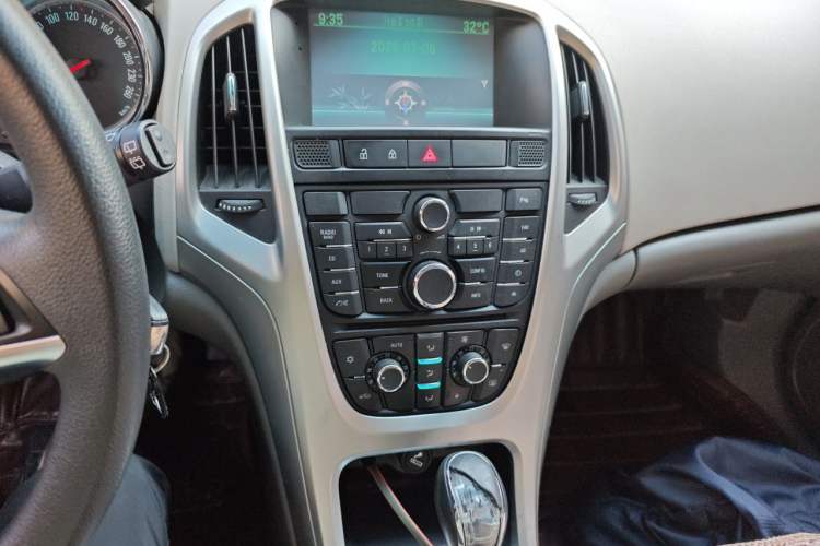 Used Buick GT 2013 XT 1.6L Automatic Fashion Edition Audio And AC Panel