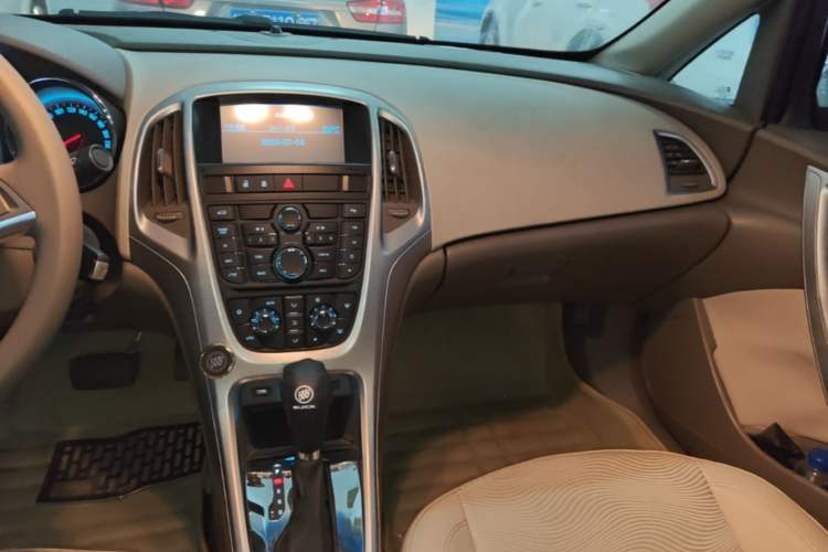 Used Buick GT 2013 GT 1.6L Automatic Fashion Edition Audio And AC Panel
