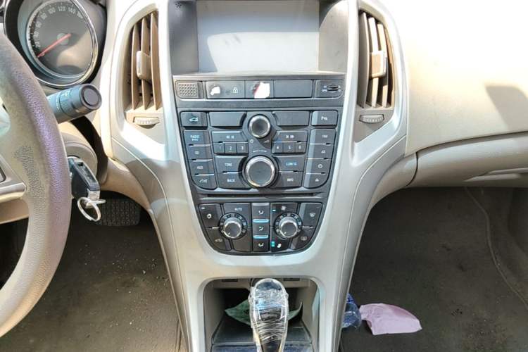 Used Buick GT 2013 GT 1.6L Automatic Fashion Edition Audio And AC Panel
