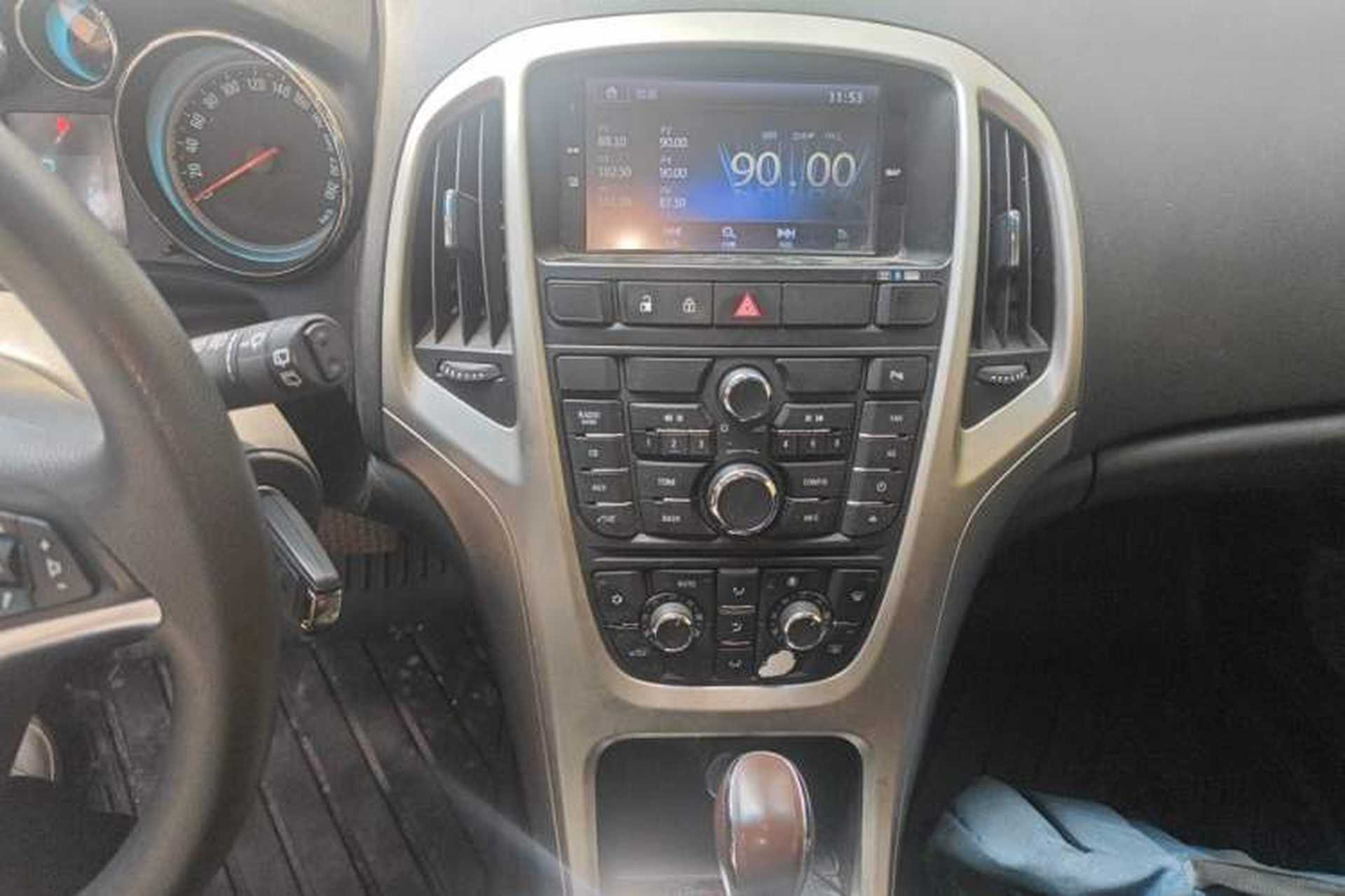 Used Buick GT 2013 XT 1.6L Automatic Fashion Edition Audio And AC Panel