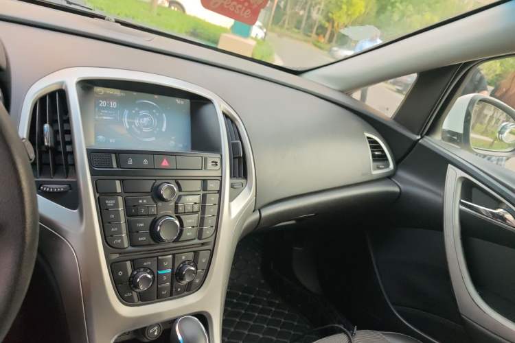 Used Buick GT 2013 XT 1.6L Automatic Fashion Edition Audio And AC Panel
